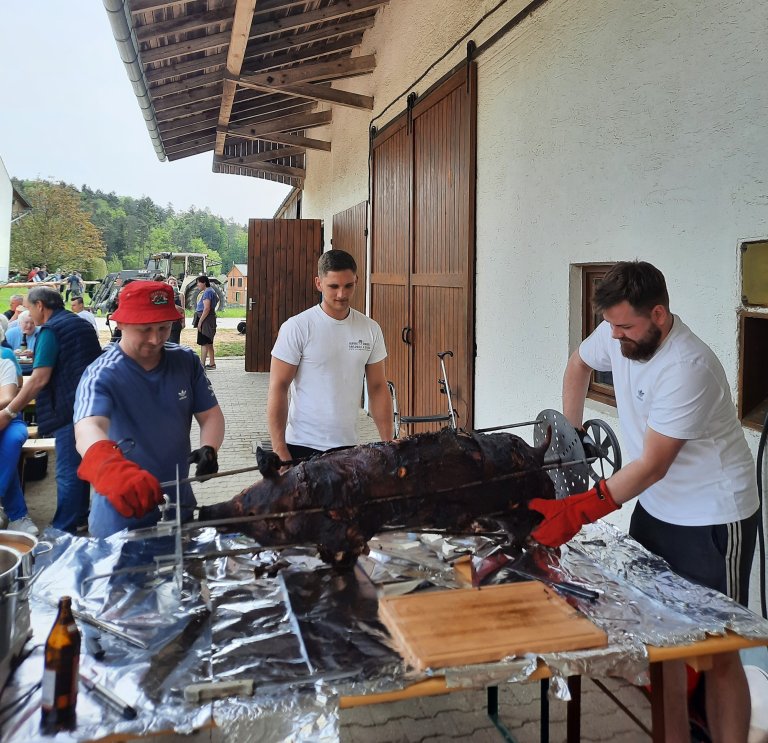 Maibaum Kreutenbach 2024 - Spanferkel