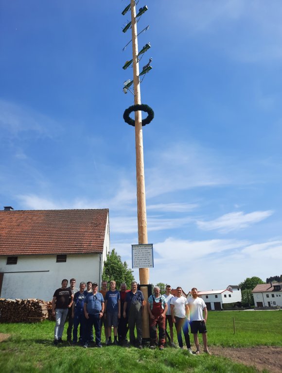 Maibaum Kreutenbach 2024 - Helfer am Maibaum