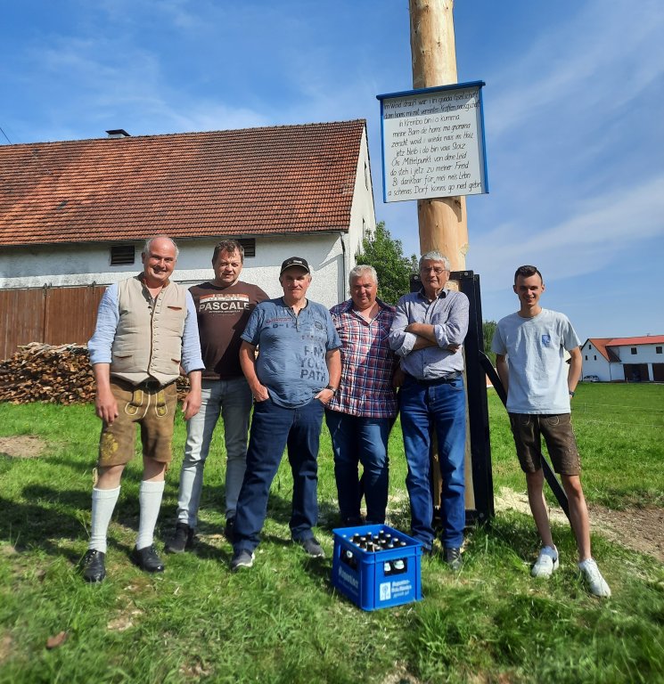 Maibaum Kreutenbach 2024 -Spende vom BGM am Maibaum mit paar Helfer
