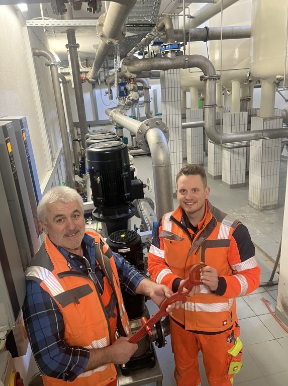 Wasserwart Übergabe mit Zange AT - JF