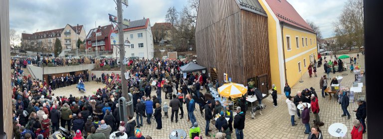Faschingstreiben Panorama am Faschingssamstag 07.02.2026 an der Neuen Ortsmitte - Bild von Elisabeth Kreitmeyer Faschingstreiben Panorama am Faschingssamstag 07.02.2026 an der Neuen Ortsmitte - Bild von Elisabeth Kreitmeyer