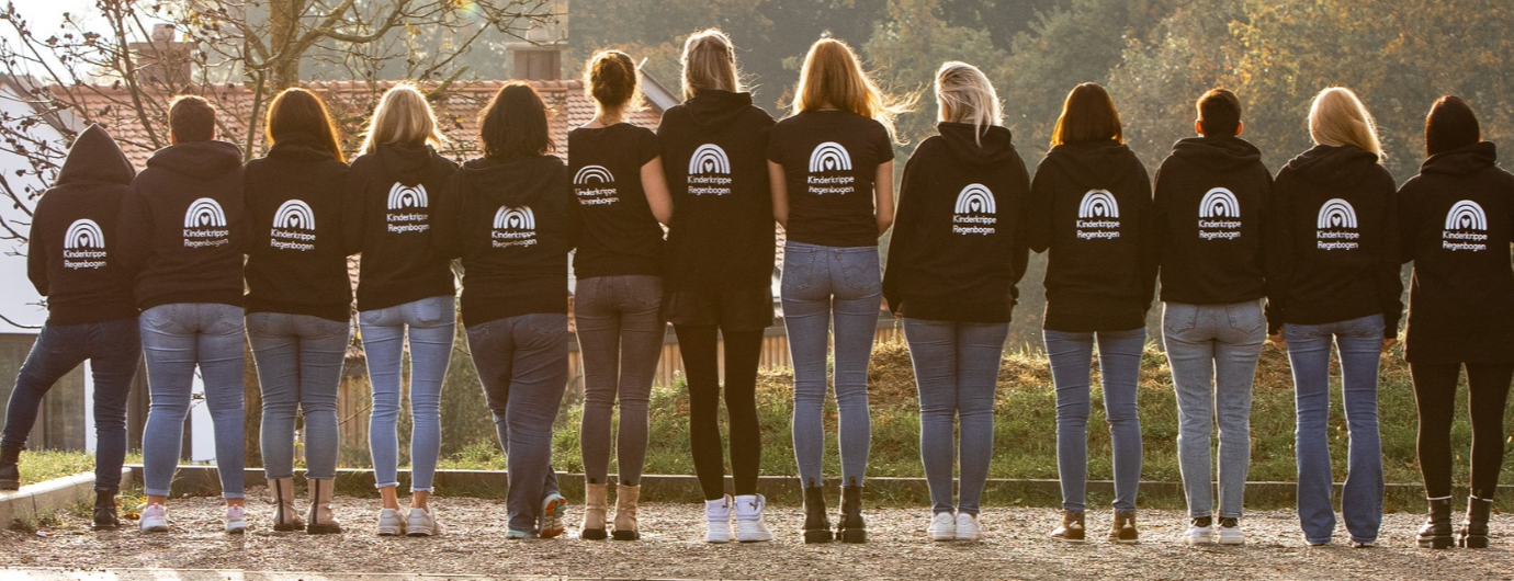 Teamfoto Regenbogen von hinten